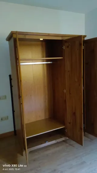 Armario de madera marrón