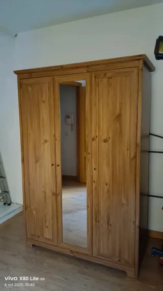 Armario de madera marrón