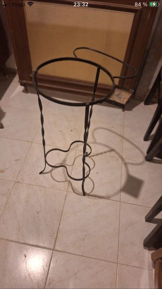 Palanganero antiguo de hierro forjado