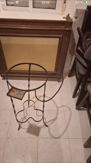 Palanganero antiguo de hierro forjado