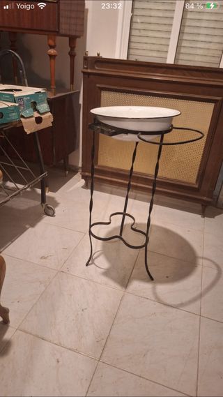 Palanganero antiguo de hierro forjado