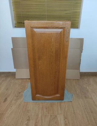 MUEBLE DE MADERA CON ESTANTES Y PUERTA