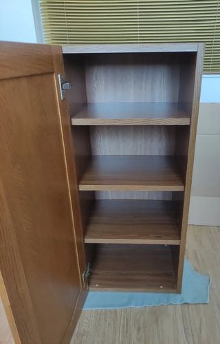 MUEBLE DE MADERA CON ESTANTES Y PUERTA