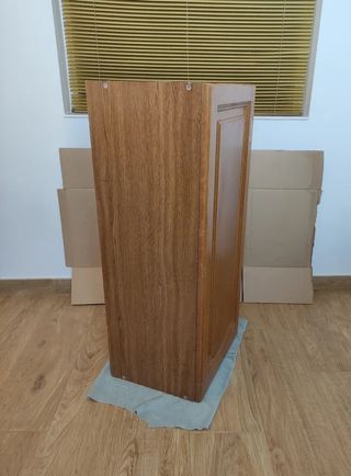 MUEBLE DE MADERA CON ESTANTES Y PUERTA