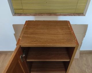 MUEBLE DE MADERA CON ESTANTES Y PUERTA