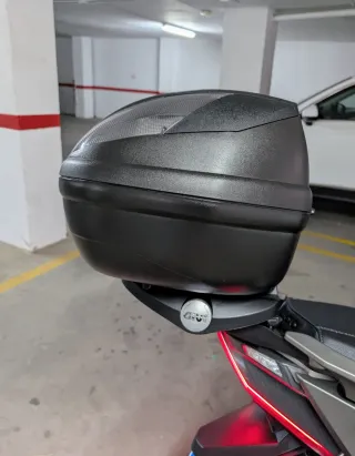 Baúl Givi + soporte  Xciting 400S