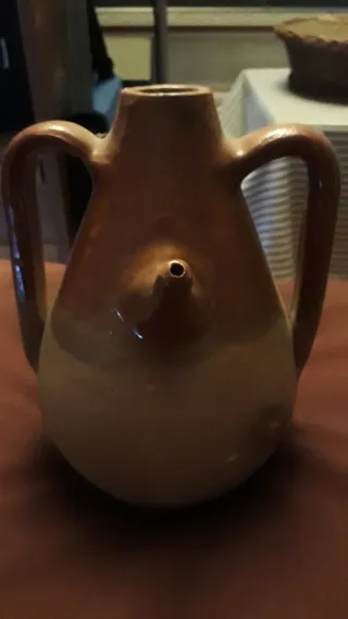 Jarra de cerámica con asa y pico