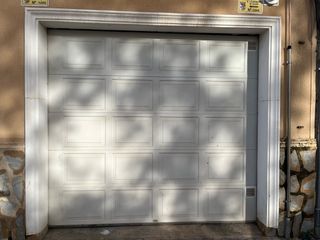 Puerta de garaje blanca.