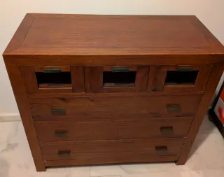 Cómoda de madera marrón