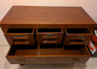 Cómoda de madera marrón