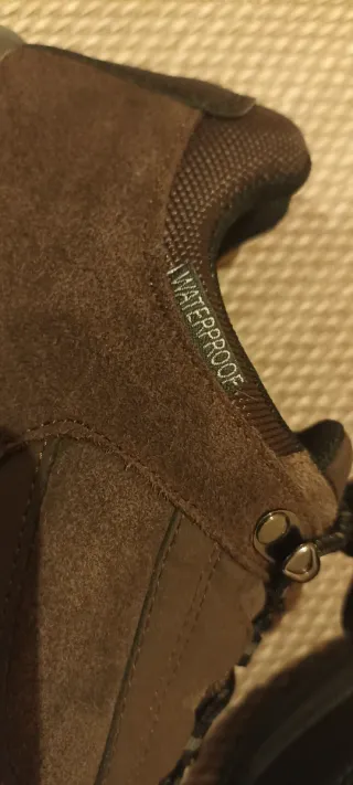 Zapatillas de montaña marrones waterproff