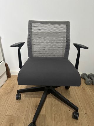 Silla de oficina Steelcase negra y gris