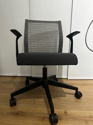 Silla de oficina Steelcase negra y gris