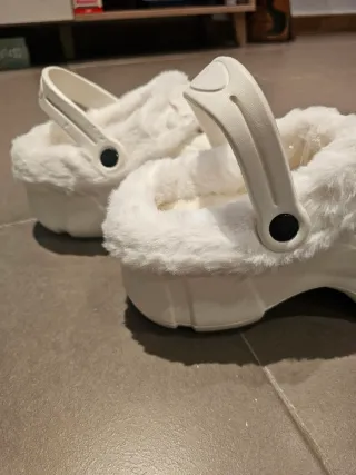 Zuecos blancos con peluche y charms