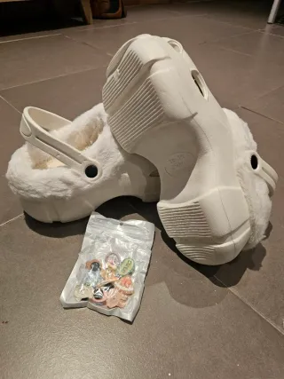 Zuecos blancos con peluche y charms