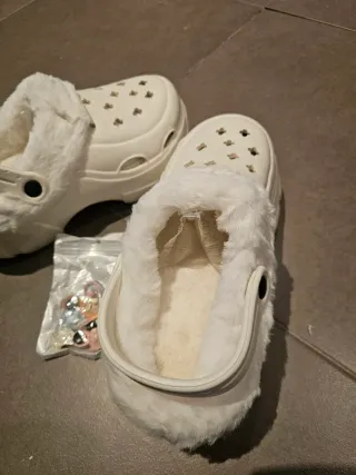 Zuecos blancos con peluche y charms