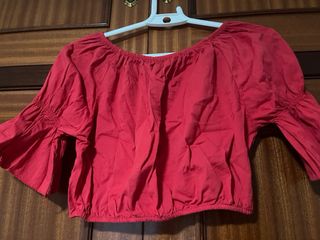 Top corto rojo con mangas abullonadas