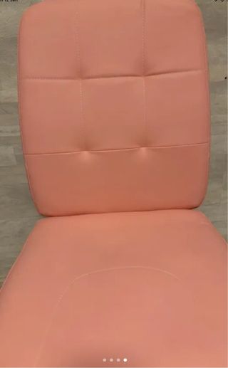 Silla giratoria rosa con base metálica