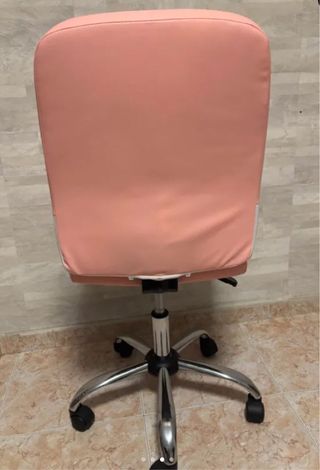 Silla giratoria rosa con base metálica