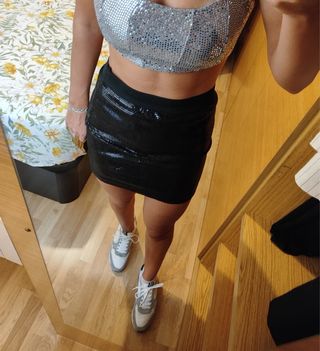 Falda lentejuelas y top negro