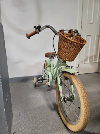 Bicicleta infantil vintage verde con cesta