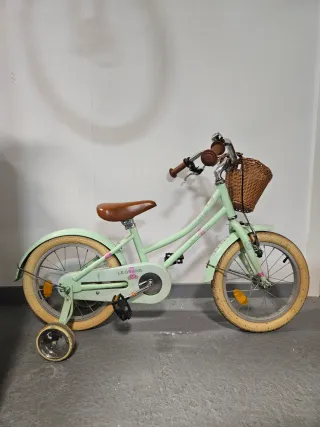 Bicicleta infantil vintage verde con cesta