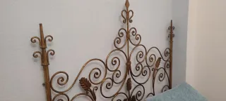 Cabecero de forja dorado