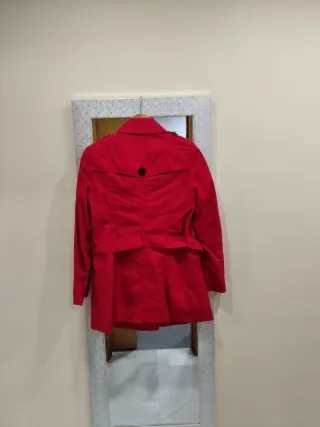 Gabardina roja mujer