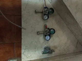 Dos manómetros y un pinchador para barriles cervez