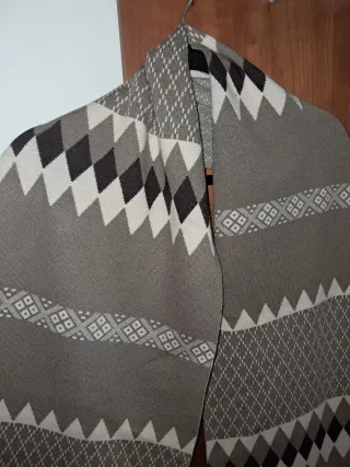 Bufanda de punto gris y blanco