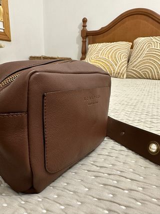 Bolso de cuero marrón con detalles dorados - Scalp