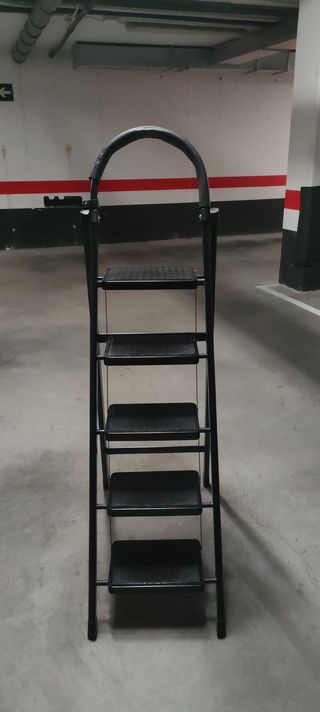 Escalera plegable tijera negra