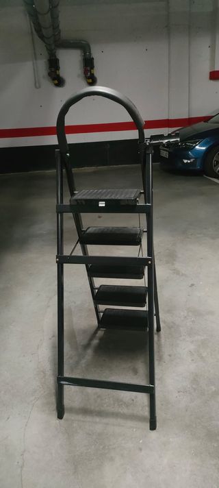 Escalera plegable tijera negra