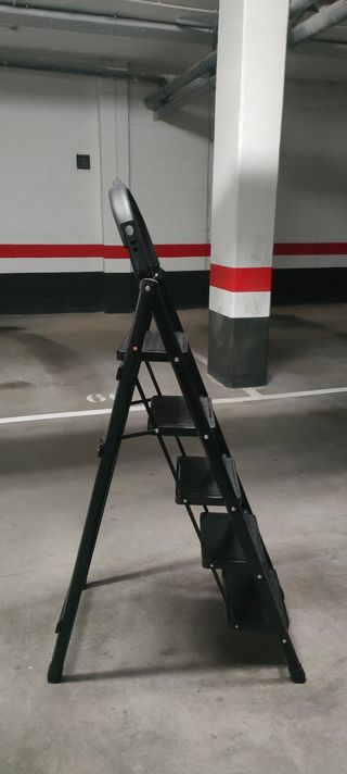 Escalera plegable tijera negra