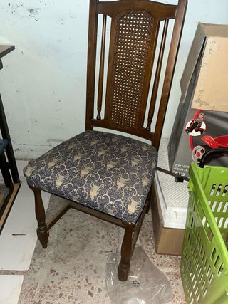 Silla antigua de madera y tela