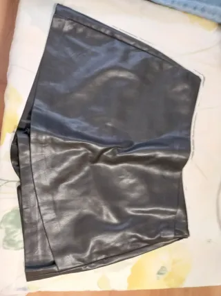 Minifalda pantalón polipiel negra