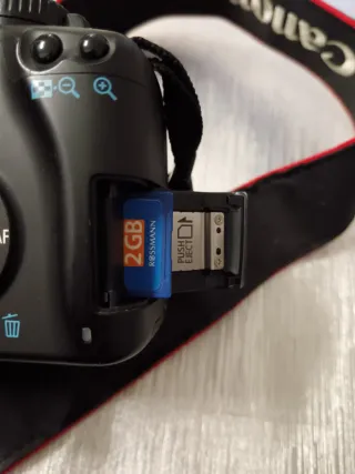 Camara reflex digital canon eos 1000d  con su caja