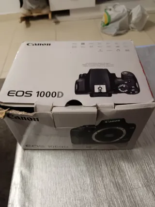 Camara reflex digital canon eos 1000d  con su caja