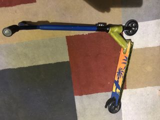 Patinete freestyle con diseño de palmeras