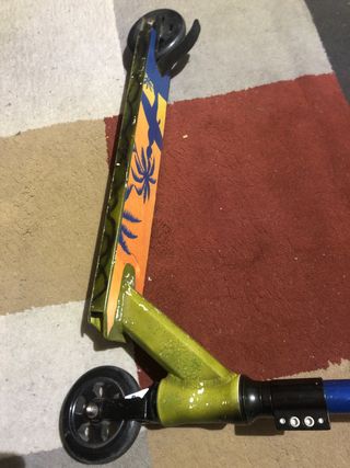 Patinete freestyle con diseño de palmeras