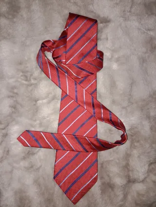 Corbata roja con rayas azules