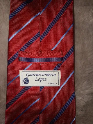 Corbata roja con rayas azules