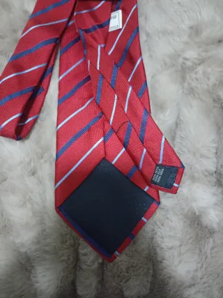 Corbata roja con rayas azules