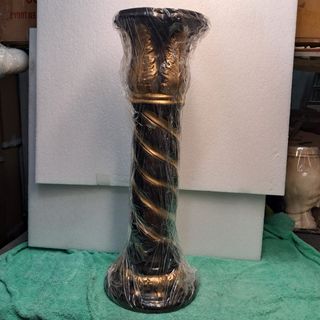 Columna decorativa negra y dorada 25x74