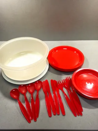 Tupperware + vajilla roja plástico