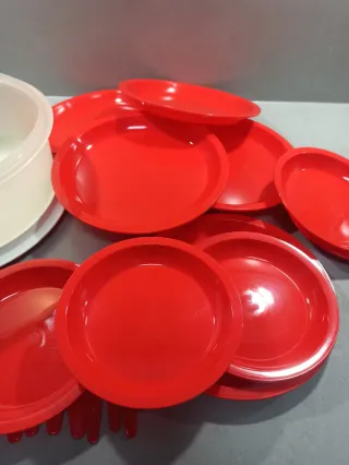 Tupperware + vajilla roja plástico