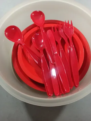 Tupperware + vajilla roja plástico