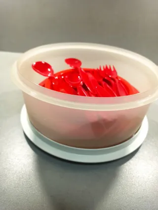 Tupperware + vajilla roja plástico