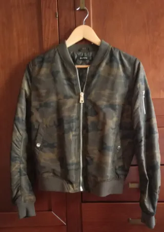 Bomber mujer camuflaje, casi nueva