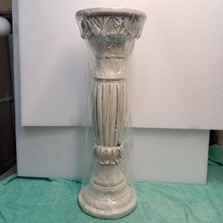 Columna decorativa beige, gris y blanca